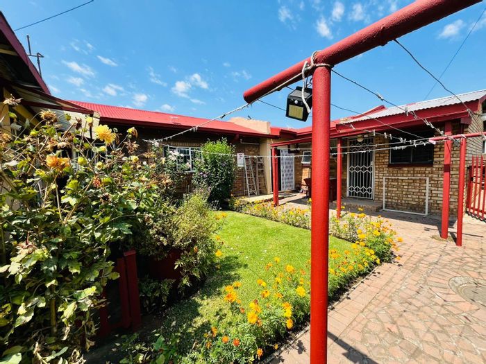 Vanderbijlpark SE House For Sale: 4 Bedrooms, Study, Jacuzzi, Garden, Pet-Friendly.