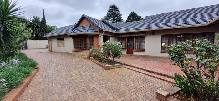 Lakefield House For Sale: 6 beds, pool, flatlet, expansive grounds, versatile living.