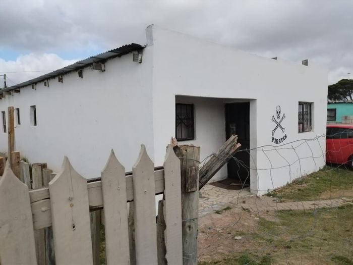 Spacious 3-bedroom house with flat, garage, and prime transport access in Gqeberha Central. For Sale.