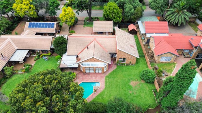 Wierda Park House For Sale: 4 beds, pool, garden, study, double garage.