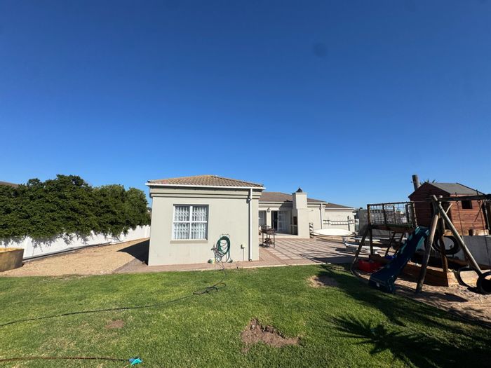 Country Club House For Sale: 4 Bedrooms, Solar Power, Golf Course Views.