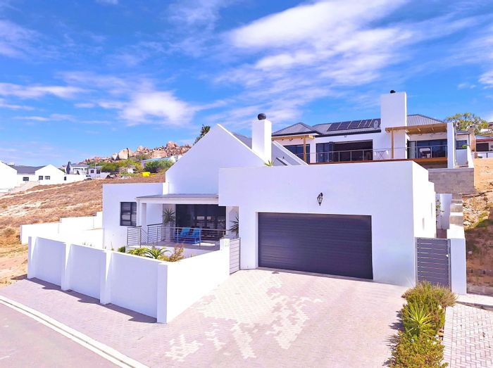 For Sale: House in Da Gama Bay with sea views, spacious garden, and rooftop deck.