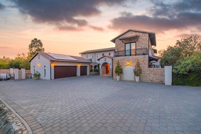 Avianto Estates House For Sale: 4 en-suite bedrooms, solar power, scenic views.