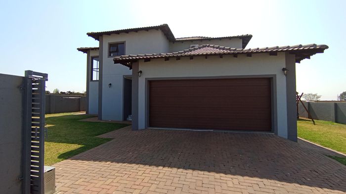 For Sale: House in Halfway House with pool, garden, and secure parking.