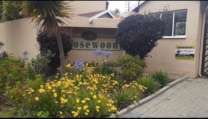 Vorna Valley Apartment To Rent: 2 beds, private garden, pool access, secure complex.