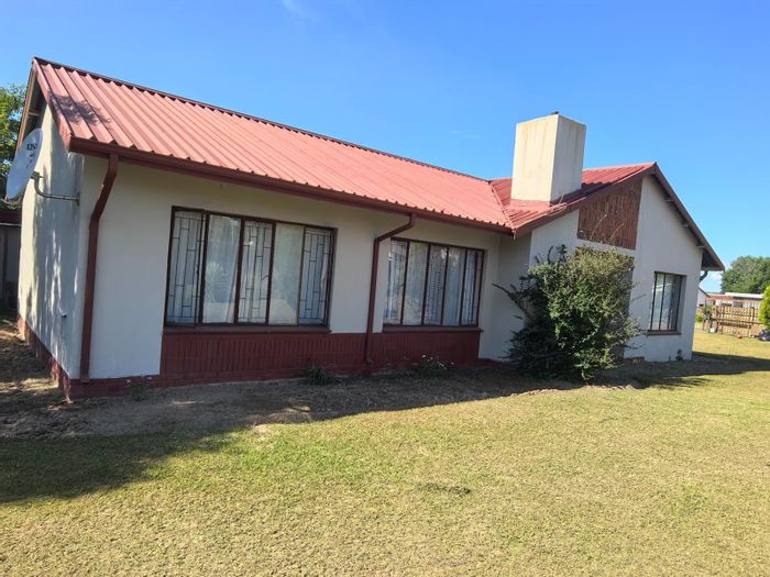 Ncandu Park House For Sale: 3 bedrooms, study, garage, large yard, renovation potential.