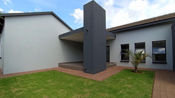 For Sale: House in Copperleaf Estate with 4 bedrooms, garden, and security features.