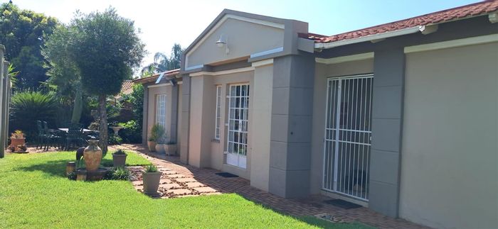 For Sale: 3-Bedroom Townhouse in Doringkruin with garden, garages, and security features.
