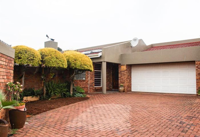 Rynfield House For Sale: 3 bedrooms, pool, secure complex, double garage.