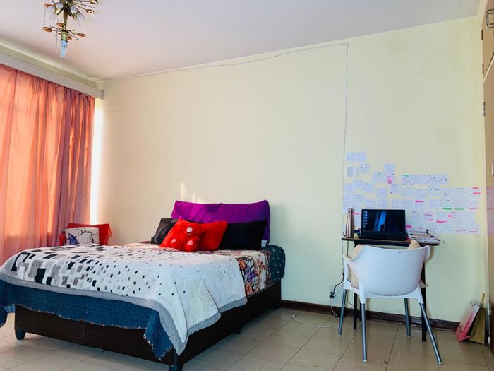 For Sale: 3-bedroom apartment in Arcadia with 24-hour security, near amenities.