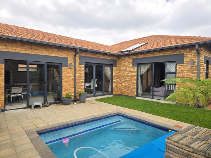 Jansenpark House For Sale: 3 Bedrooms, Pool, Braai Room, Double Garage.