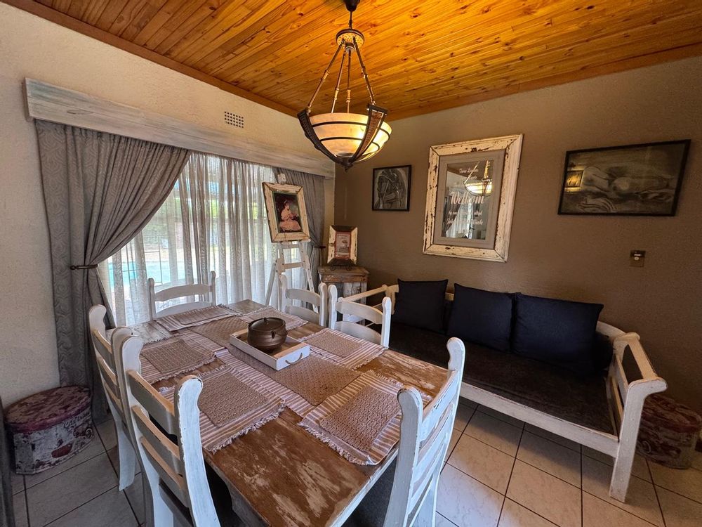 LOUNGE & DINING ROOM