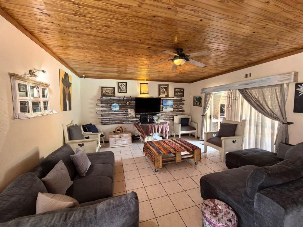 LOUNGE & DINING ROOM