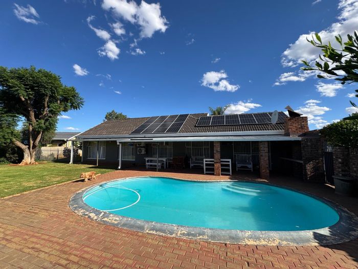 Carters Glen House For Sale: 4 bedrooms, solar power, pool, and security features.