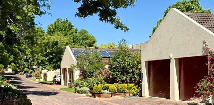 House for Sale in Paradyskloof: 3 beds, pool, tennis courts, lake views.