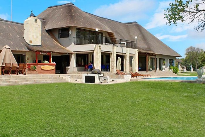 Kaalplaats East Small Holding For Sale: Dam access, spacious home, and outdoor lifestyle.