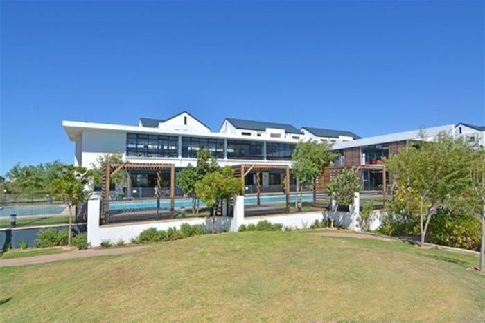 Firgrove Apartment To Rent: 3 bedrooms, golf course views, lifestyle amenities included.