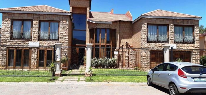 For Sale: House in Roylglen Gardens with 7 bedrooms, pool, guesthouse potential.