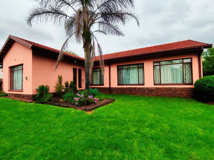 Kanonkop House For Sale: 3 Bedrooms, gardens, parking, security, and entertainment space.