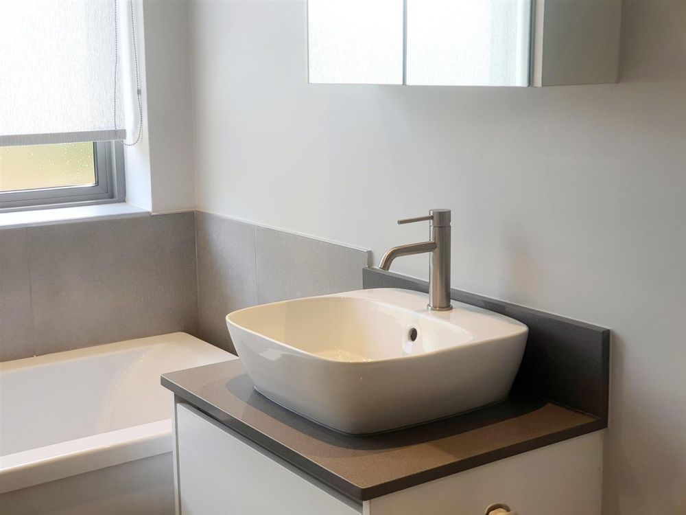 2nd Bedroom En-suite