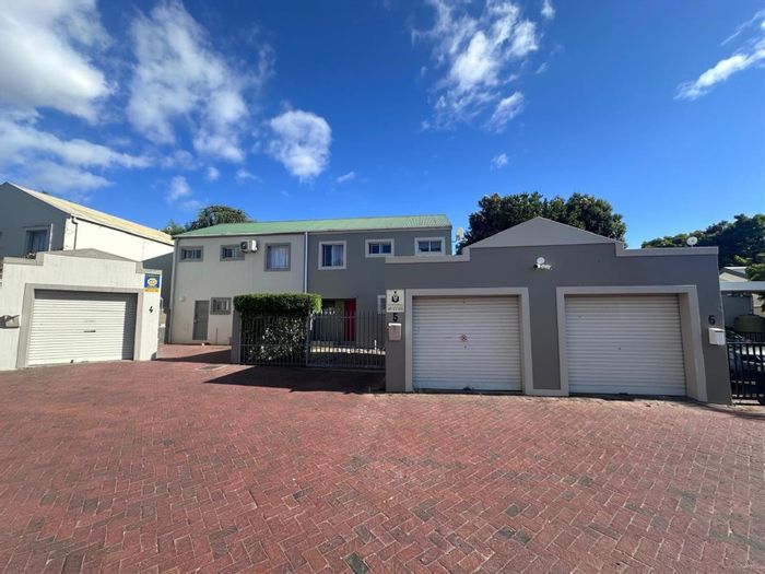 Paarl North Townhouse For Sale: 3 beds, 2.5 baths, near shopping and schools.