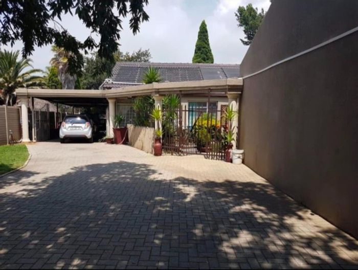 For Sale: Secunda Central House with 3 Bedrooms, Flatlets, Pool, and Entertainment Area.
