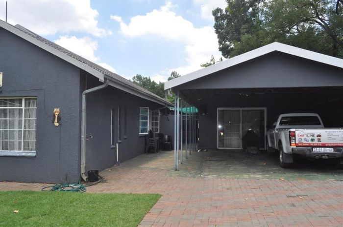 House for Sale in Sasolburg Central: 3 Bedrooms, Flatlet, Spacious Garden, Security.