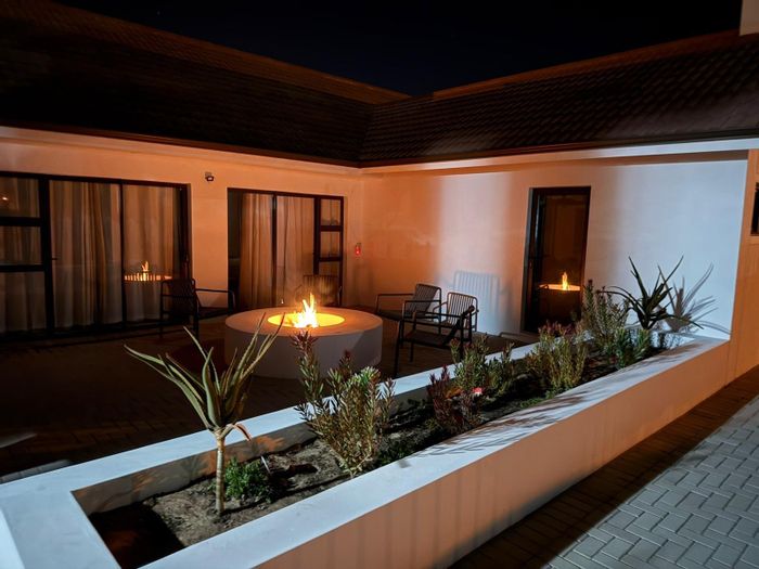 To Rent: 5-bedroom house in Middedorp, 200m to beach, includes Wi-Fi and security.