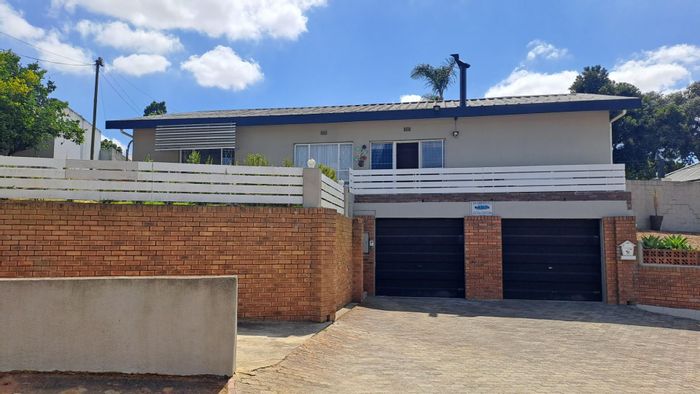 Amandelrug House For Sale: 3 Bedrooms, pool, indoor braai, scenic views.