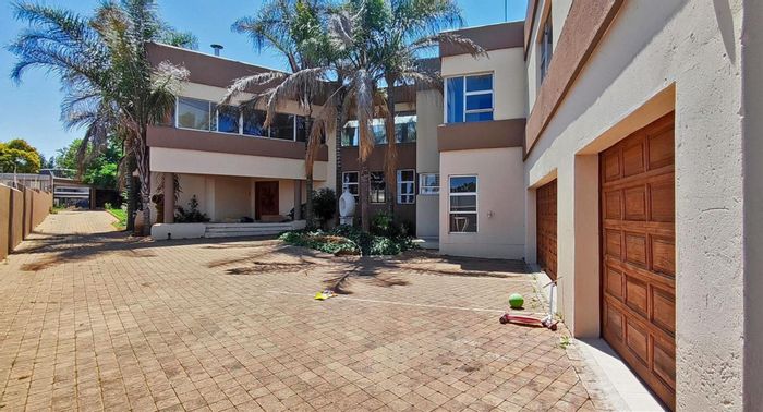 For Sale: House in Vanderbijlpark Sw with 5 bedrooms, pool, cinema room.