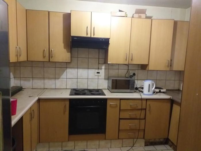 Furnished 3.5-bedroom apartment in Sunnyside, includes Wi-Fi, utilities, and cleaning service.