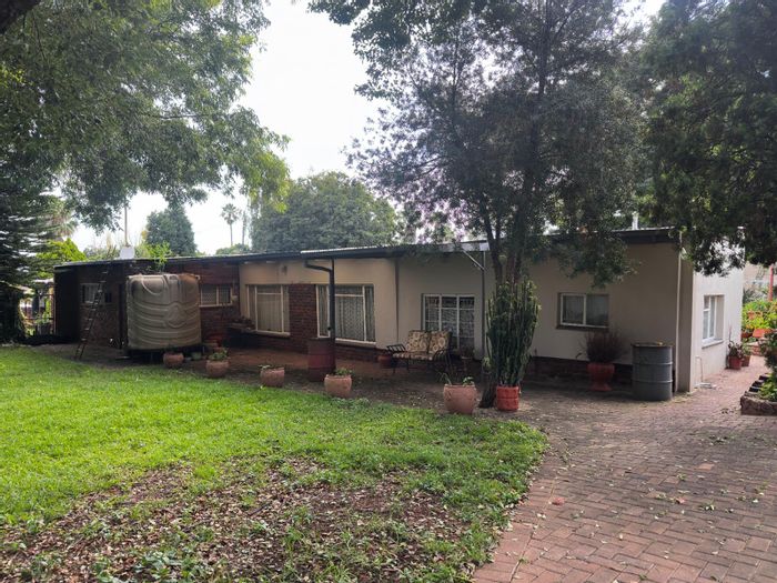 For Sale: East Lynne House with 4 Bedrooms, Flatlet, Garden & Parking Space.