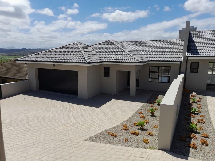 For Sale: Duet in Fraaiuitsig with 3 bedrooms, garage, and scenic views.