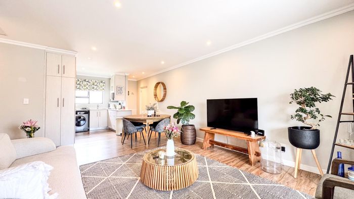 For Sale: 2-Bedroom Apartment in Gillitts with Pool, Clubhouse, and Preschool Access.