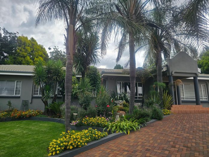 For Sale: Spacious 4-bedroom house in Aerorand with pool, flat, and security.