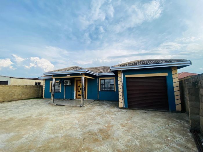 3 Bedroom House For Sale in Madadeni with secure yard and parking.