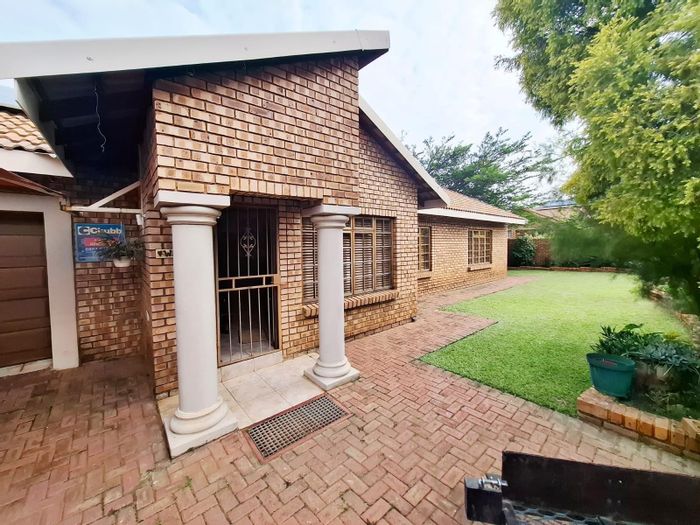 Aerorand Duet For Sale: Energy-efficient, secure living with double garage and garden.