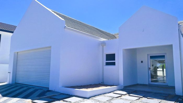 For Sale: House in Shelley Point with golf, beach access, and secure living.