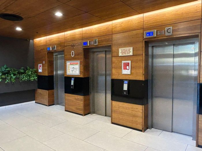 Office To Rent in Foreshore: 11th floor, boardrooms, kitchen, parking, no loadshedding.