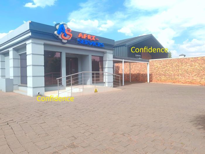 For Sale: Commercial property in Three Rivers East with 830m², offices, boardrooms, parking.