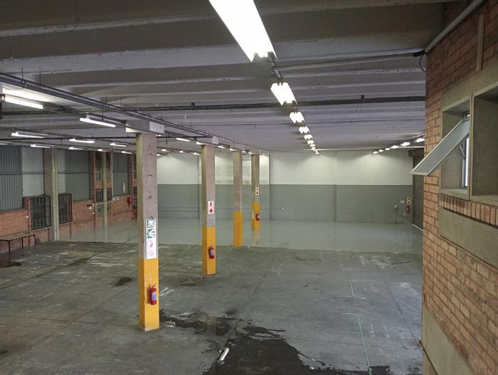 Industrial space in Westmead to rent: 1300m² with offices, dock loader, and superlink access.
