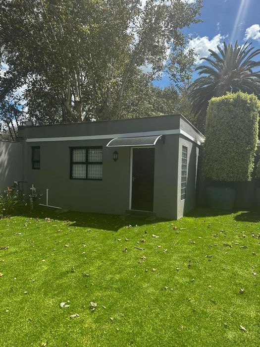 House to Rent in Greenside: Bachelor studio, parking, utilities, and wifi included.