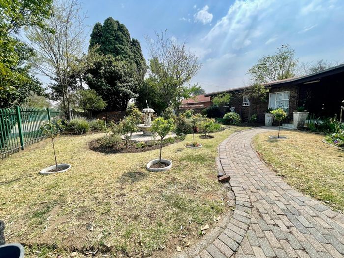 Evander House For Sale: 4 Bedrooms, Pool, Garden, Close to Schools & Amenities.