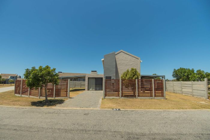 For Sale: Townhouse in Fourleaf Estate with indoor braai, spacious yard, and carport.