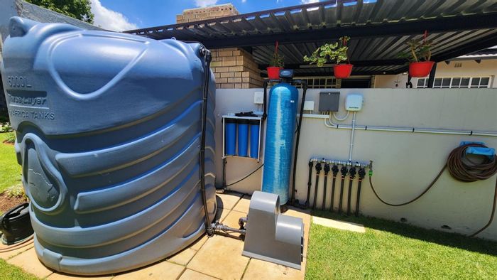 Dal Fouche House For Sale: 3 bedrooms, pool, flatlet, solar energy features.