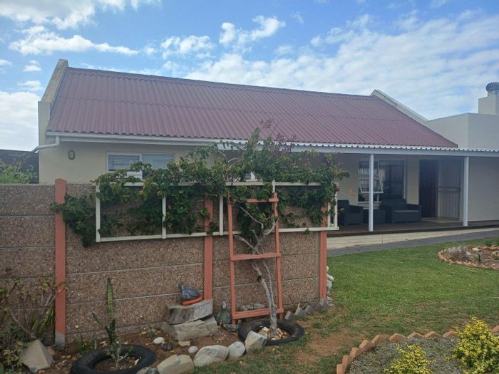 House for sale in Stilbaai Wes: 3 beds, garage, near beach and shops.