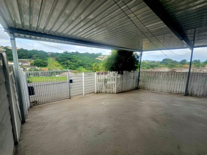 Chatsworth Central House For Sale: 3 bedrooms, spacious yard, pet-friendly, secure parking.