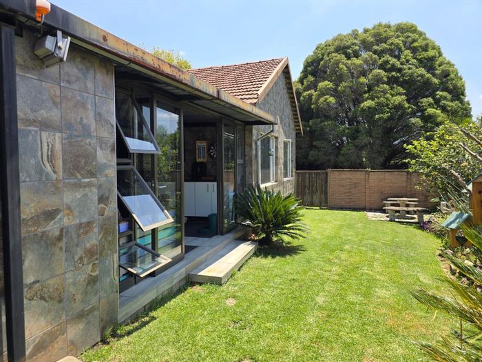 Edleen House For Sale: 6 bedrooms, entertainment areas, large garden, secure parking.