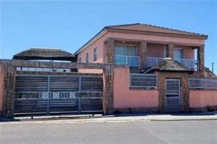 For Sale: Spacious 5-bedroom house in Malibu Village with pool and braai room.