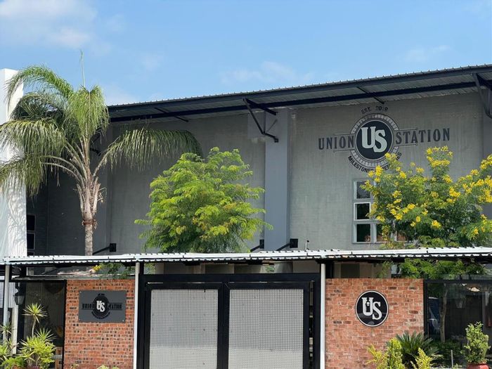 Kyalami AH Office To Rent: Fully furnished, high-speed internet, communal amenities, and event space.